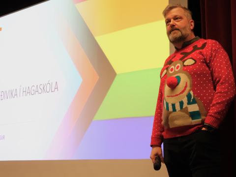 Skólastjóri ávarpar nemendur í upphafi gleðidaga.