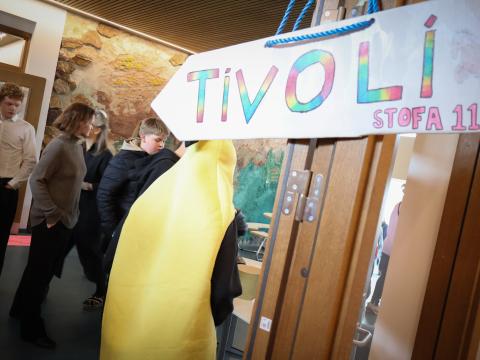 Skilti með áletruninni Tívolí vísar á röð af fólki