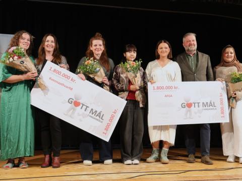 Starfsfólk og nemendur Hagaskóla afhenda ávísanir á söfnunarfé